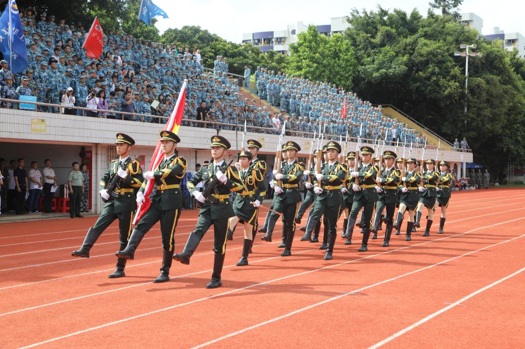 学校举行2020级新生军事技能训练成果汇报暨总结表彰大会