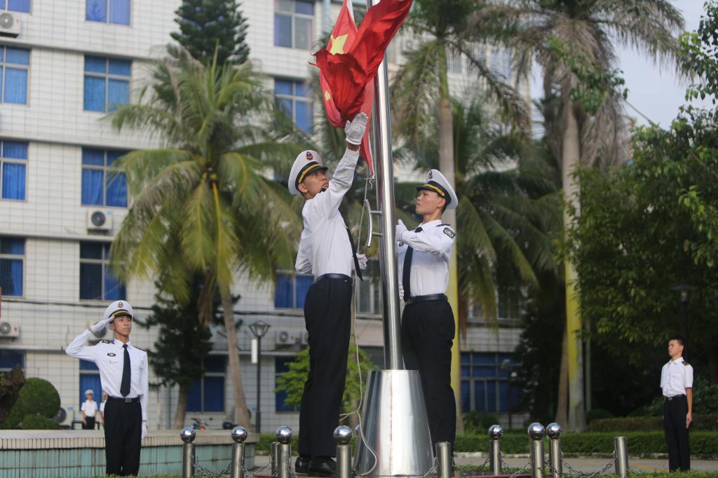 学校隆重举行庆祝新中国成立71周年升旗仪式